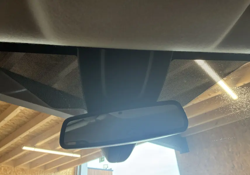 Rétroviseur intérieur du Ford C-MAX gris 2015, avec vue partielle du pare-brise et plafond du véhicule.