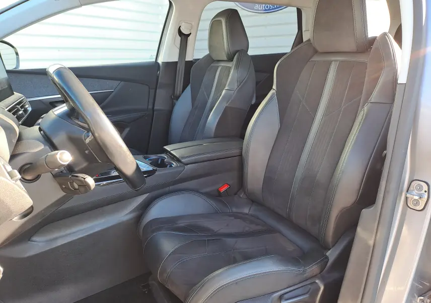 Vue intérieure côté conducteur du Peugeot 5008 gris 2019, mettant en valeur les sièges en cuir et alcantara noirs.