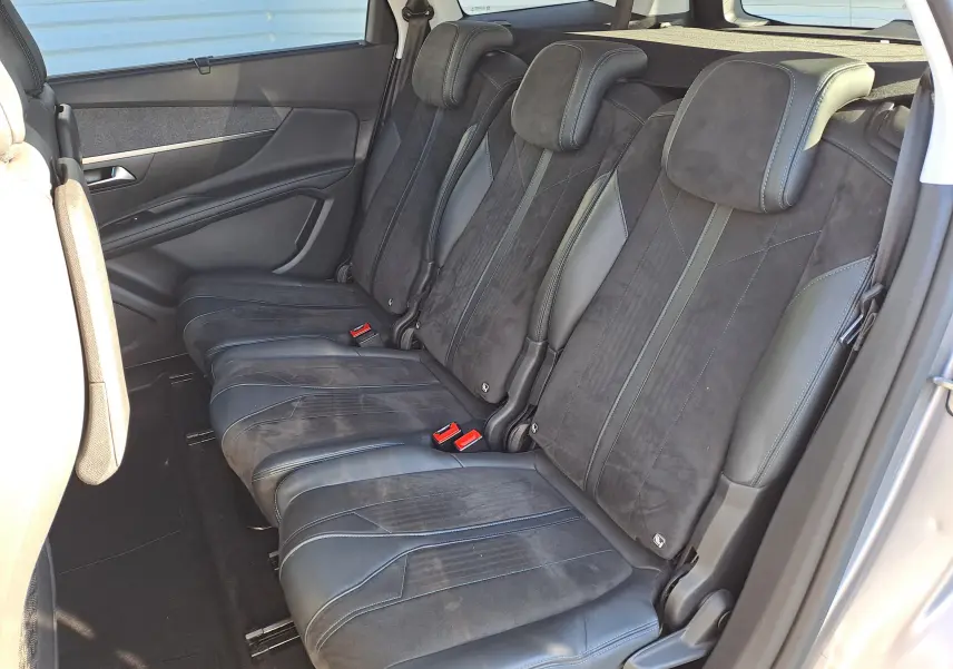 Vue intérieure côté droit des trois sièges arrière en cuir et alcantara noirs du Peugeot 5008 2019 version 7 places.