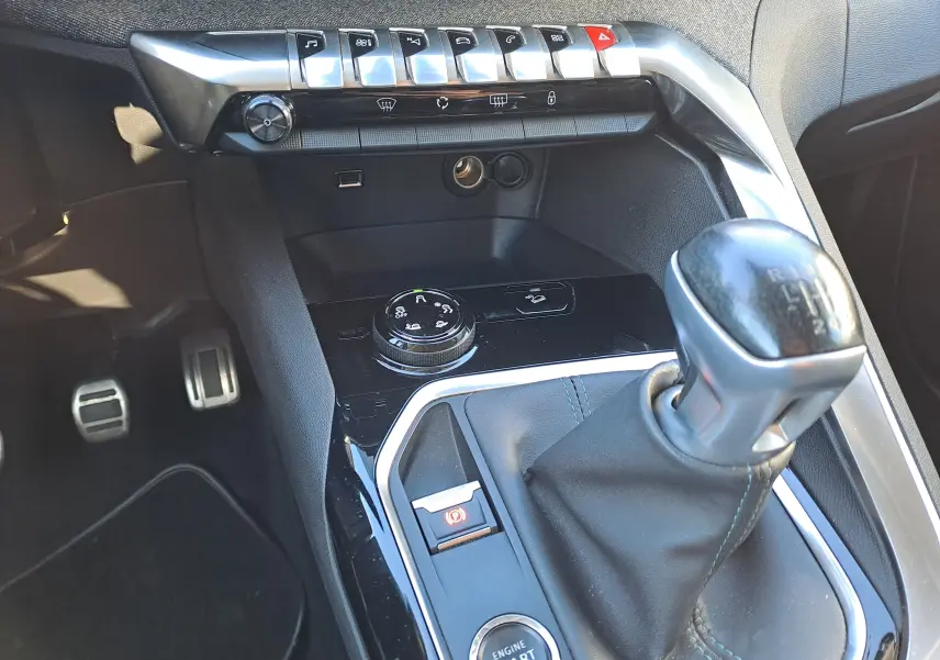 Vue rapprochée de la console centrale intérieure du Peugeot 5008 gris 2019, avec levier de vitesses manuel et boutons de commande.