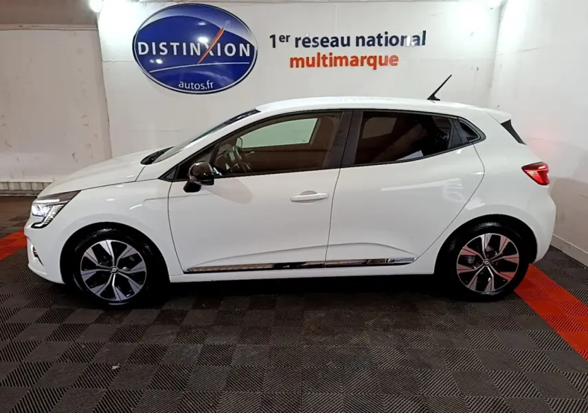 Profil droit d'une Renault Clio Business TCe 100 GPL blanche 2023 avec jantes alliage et feux LED distinctifs.