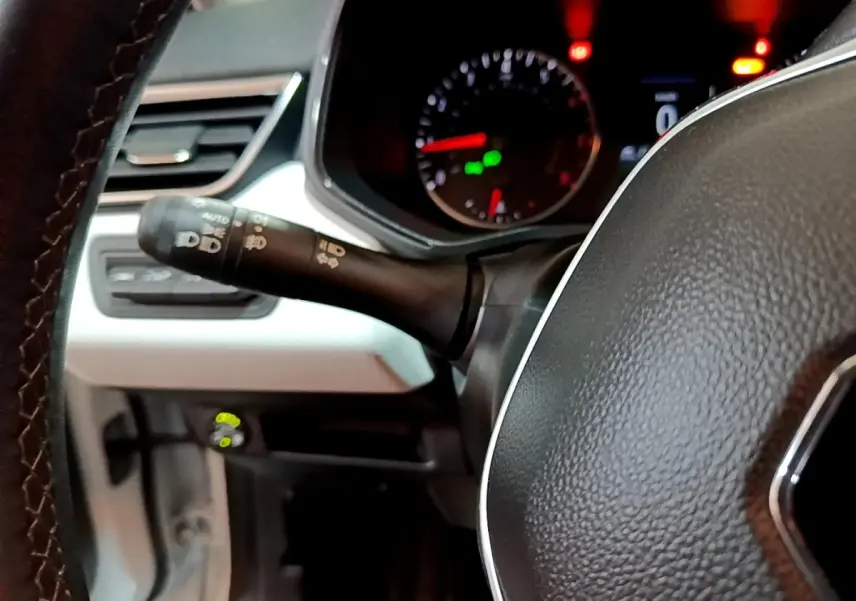 Gros plan sur le volant noir et le combiné d'instruments éclairé de la Renault Clio Business TCe 100 GPL 2023.