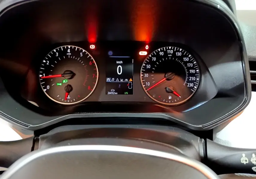 Vue rapprochée du tableau de bord de la Renault Clio Business blanc, affichage digital et compteurs analogiques.