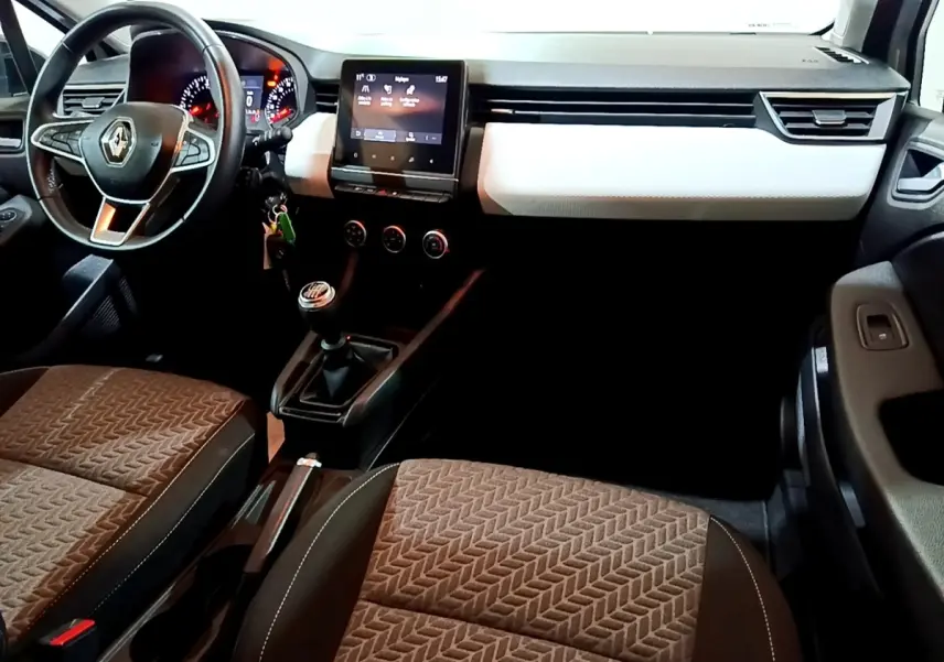 Intérieur Renault Clio Business TCe 100 GPL 2023, vue avant côté conducteur, tableau de bord noir et blanc, sièges marron.