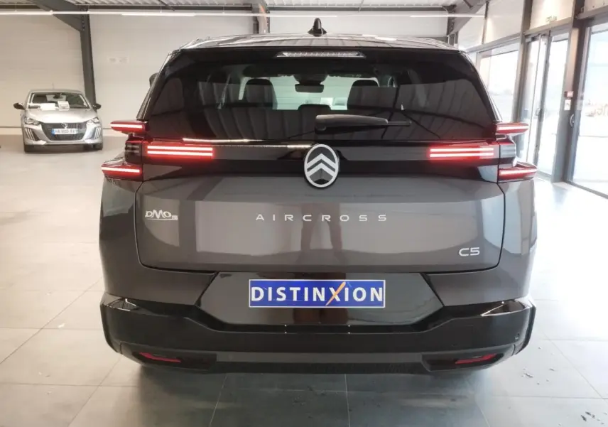 Vue arrière d'un Citroën C5 Aircross gris métallisé avec feux arrière LED distinctifs et logo central.