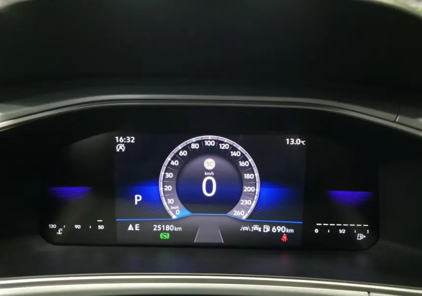 Tableau de bord numérique du Volkswagen T-Roc 2025 avec affichage digital de la vitesse et informations de conduite.