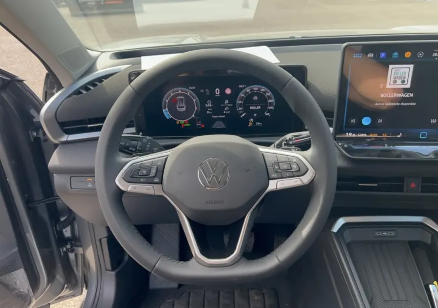 Vue centrée sur le volant cuir multifonctions et le tableau de bord numérique du Volkswagen T-Roc gris loup 2026.