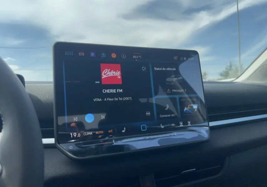 Vue intérieure centrée sur l’écran tactile du tableau de bord du Volkswagen T-Roc 2026, affichant l’interface multimédia.