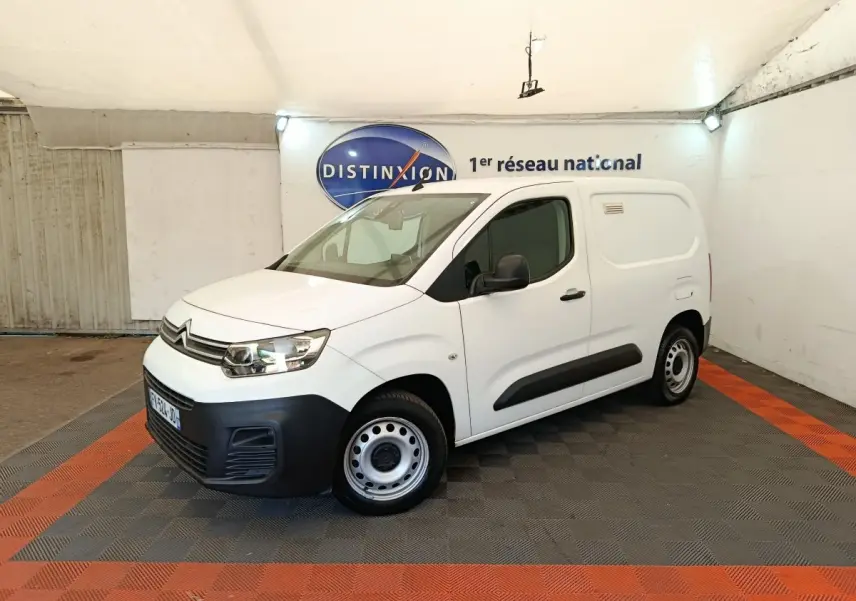 Citroën Berlingo blanc en vue 3/4 avant droit, avec pare-chocs noir et jantes acier simples.