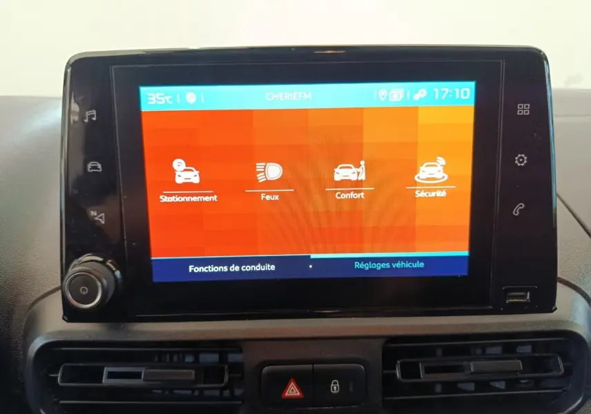 Écran tactile central du tableau de bord du Citroën Berlingo blanc, affichant les options de conduite.