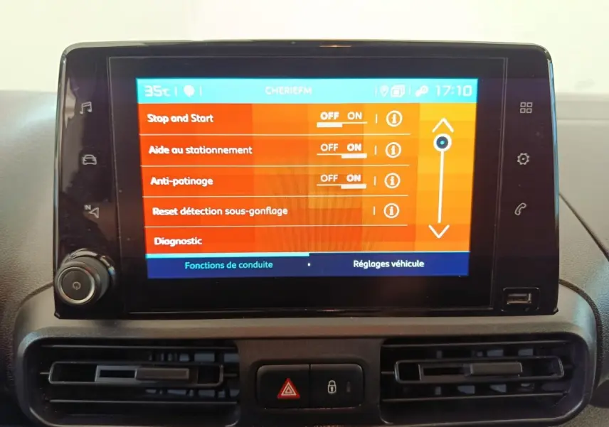 Écran tactile central du tableau de bord du Citroën Berlingo blanc, affichant les réglages d’aide à la conduite.