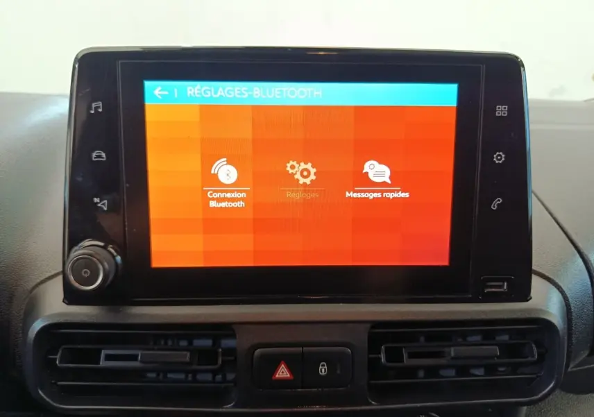 Écran tactile central du tableau de bord de Citroën Berlingo 2020 affichant les réglages Bluetooth.