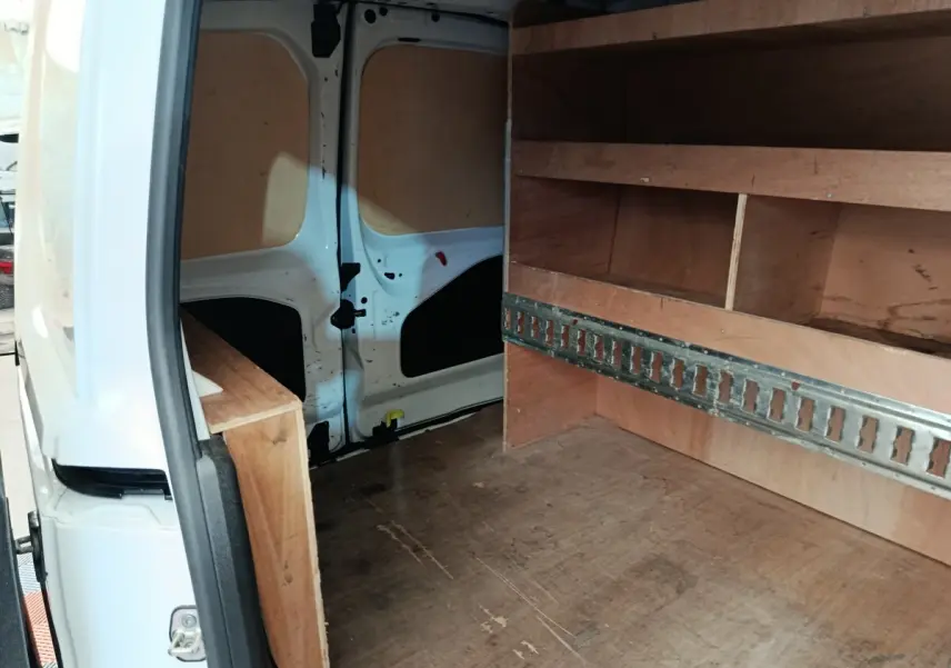 Vue intérieure arrière droite du Citroën Berlingo blanc 2020 avec aménagements en bois pour rangement.