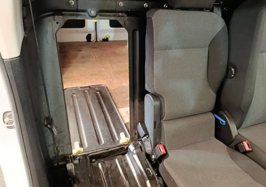 Vue intérieure côté droit du Citroën Berlingo blanc 2020, montrant siège avant et cloison pleine vers l’espace de chargement.