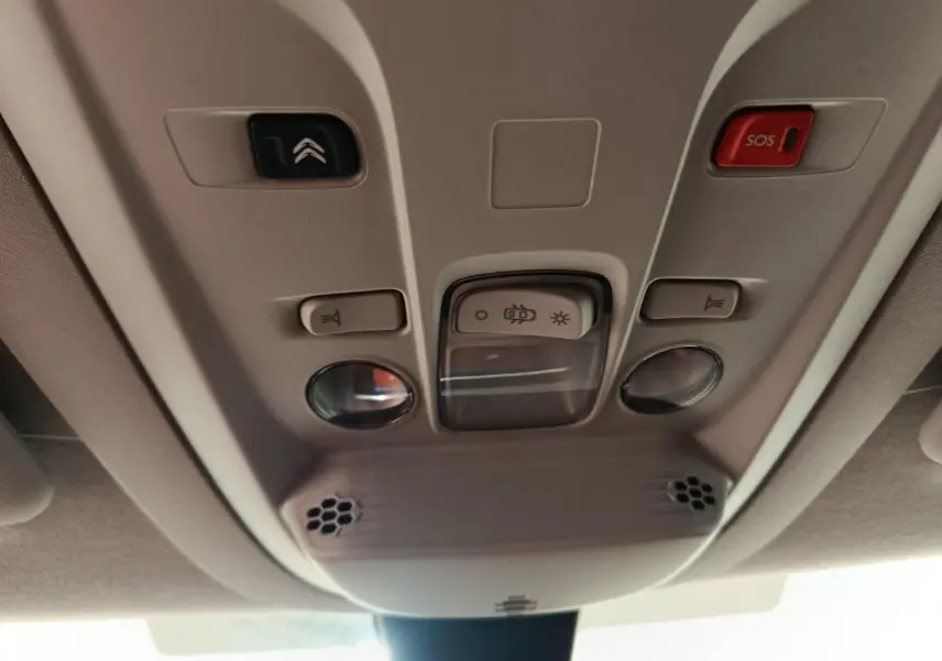 Vue en gros plan du plafonnier beige avec commandes d’éclairage et bouton SOS du Citroën Berlingo blanc 2020.
