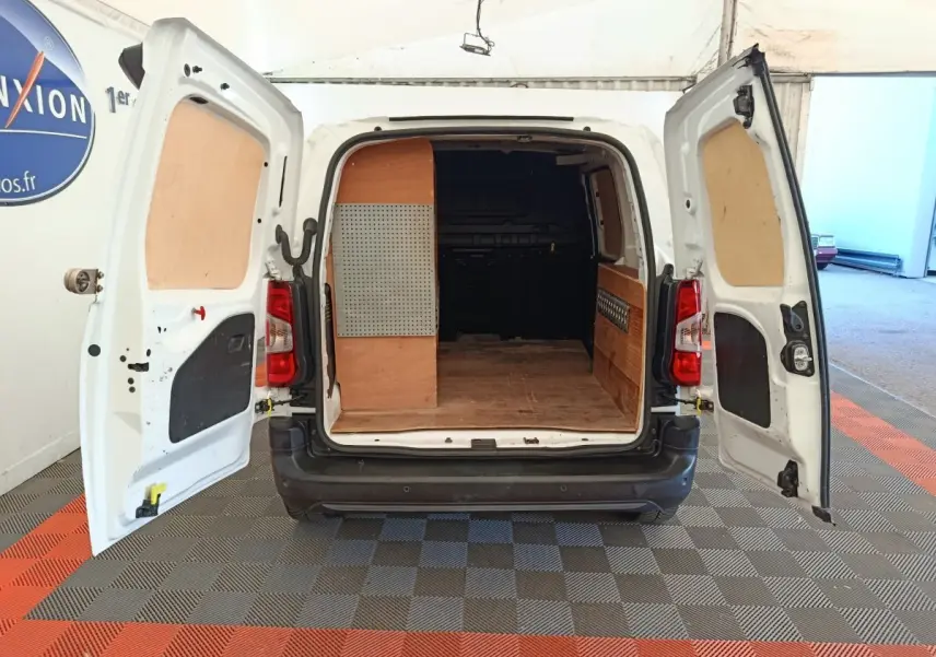 Vue arrière du Citroën Berlingo blanc 2020 avec portes ouvertes dévoilant l’espace de chargement en bois.