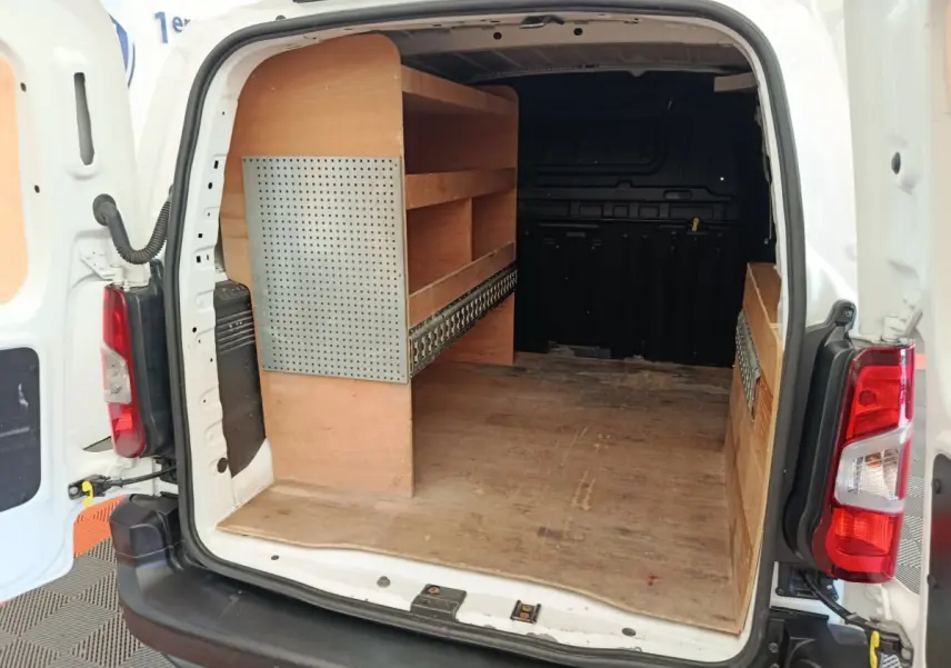 Vue arrière ouverte du Citroën Berlingo blanc 2020 avec aménagements bois intégrés dans l'espace de chargement.