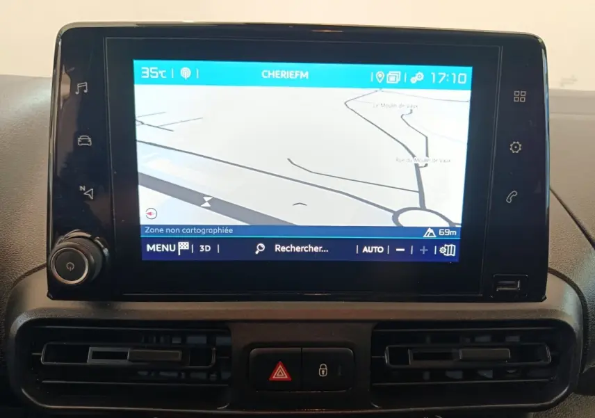 Écran tactile central du tableau de bord du Citroën Berlingo 2020 affichant un système de navigation.