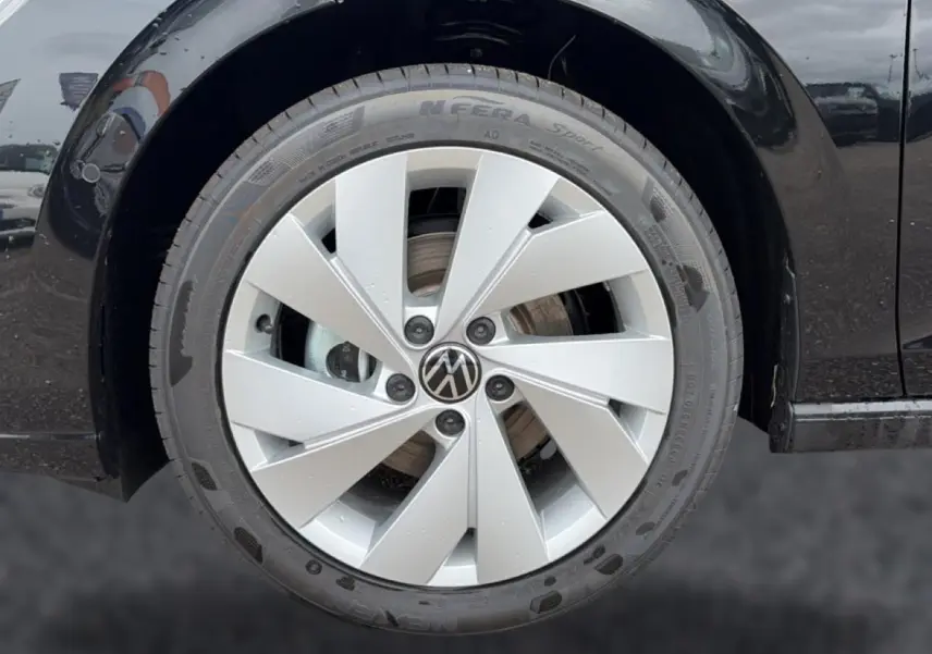 Gros plan sur la jante alu 17 pouces argentée du côté avant droit d’une Volkswagen Golf noire 2026.