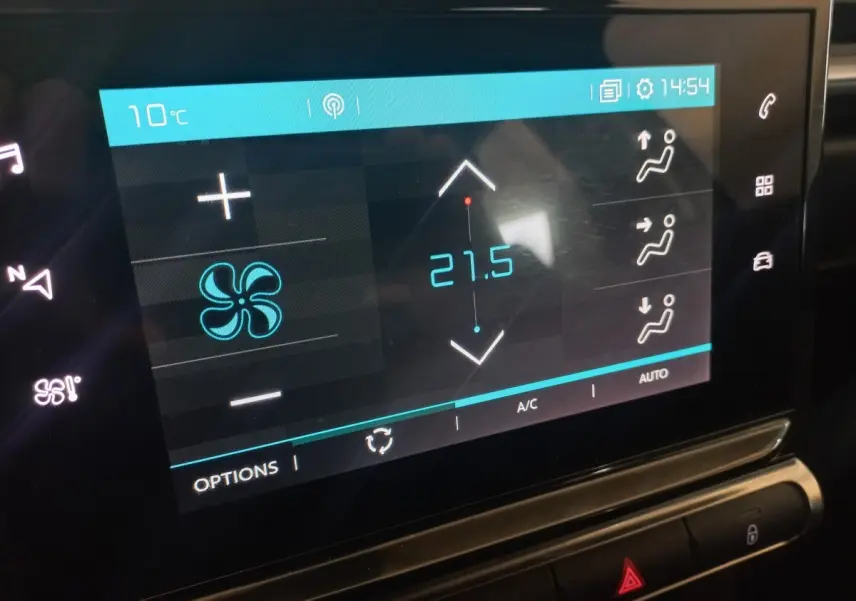Écran tactile central de la Citroën C3 noir affichant la climatisation réglée à 21,5°C avec commandes de ventilation.