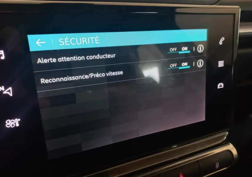 Écran tactile central de la Citroën C3 2024 affichant les réglages de sécurité avec options activées.