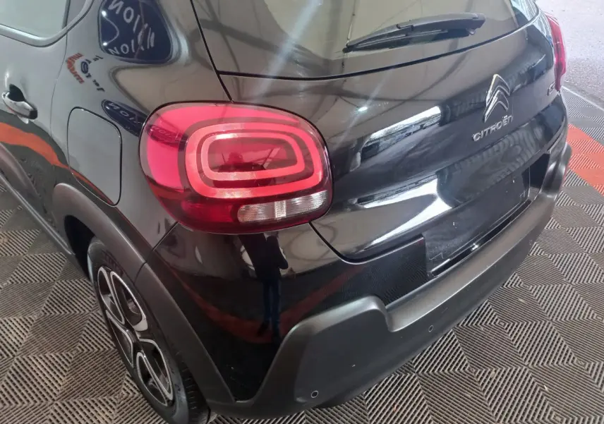Vue 3/4 arrière droite d'une Citroën C3 noire 2024 avec feux arrière LED et jantes stylisées.
