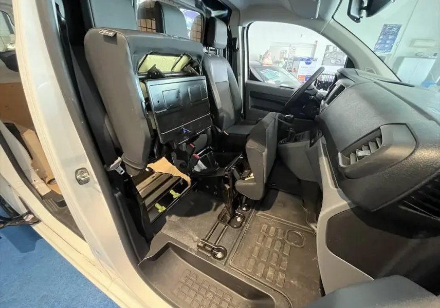 Intérieur du Peugeot Expert Fourgon blanc 2019, vue côté droit montrant les sièges avant modulables et tableau de bord.