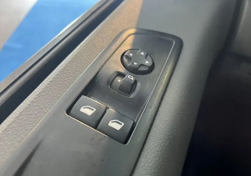 Gros plan sur les commandes de réglage des rétroviseurs et des vitres côté conducteur du Peugeot Expert Fourgon blanc.