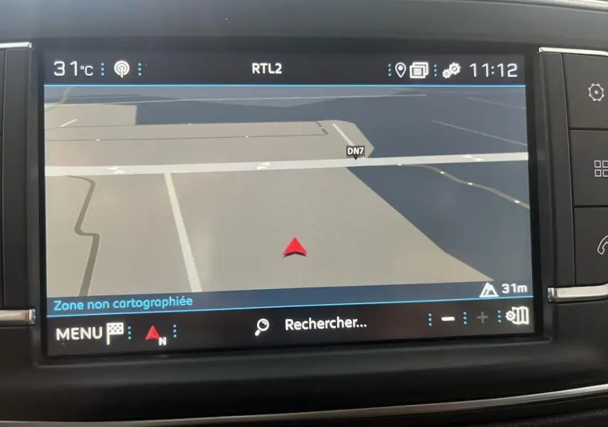 Écran de navigation du Peugeot Expert Fourgon 2019 affichant une carte avec indication de zone non cartographiée.