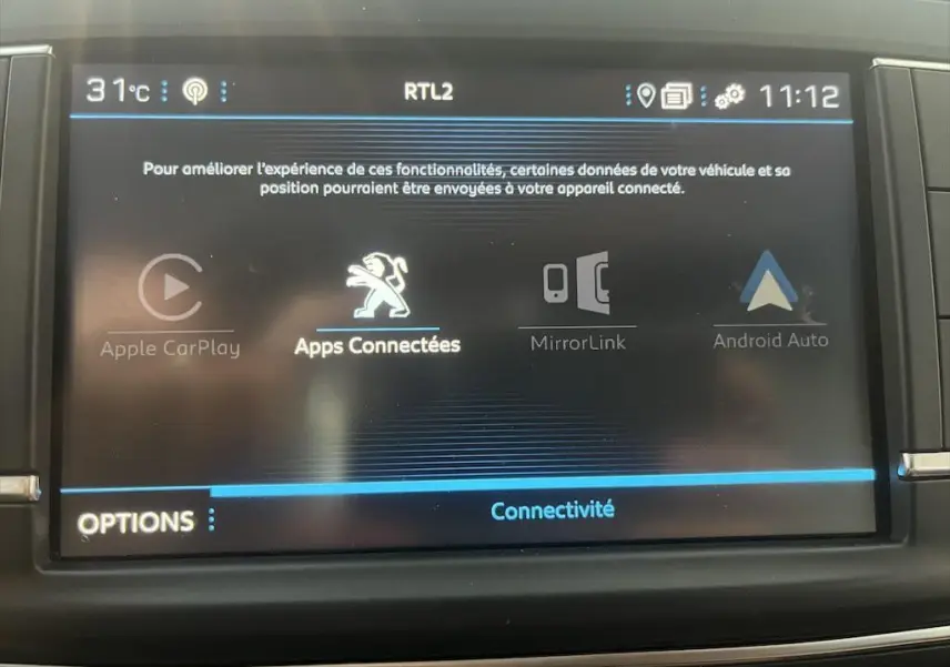 Écran tactile du système multimédia du Peugeot Expert Fourgon blanc, affichant les options de connectivité mobile.