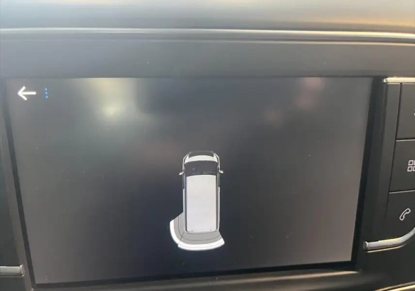 Affichage écran tactile montrant l'alerte de proximité arrière gauche du Peugeot Expert Fourgon blanc, vue de dessus.
