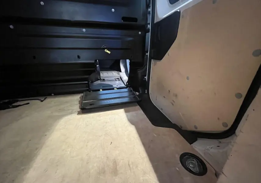 Intérieur du compartiment de chargement du Peugeot Expert Fourgon blanc, vue côté droit avec plancher en bois clair.
