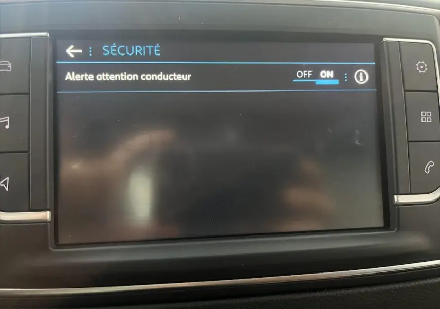 Écran tactile du tableau de bord du Peugeot Expert Fourgon blanc 2019 affichant le menu sécurité avec alerte conducteur activée.