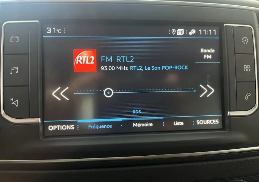 Écran tactile central du Peugeot Expert Fourgon blanc 2019 affichant la radio FM RTL2 à 93 MHz