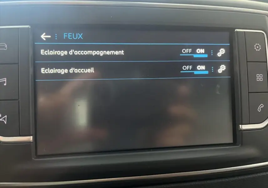 Écran tactile intérieur du Peugeot Expert Fourgon 2019 affichant les réglages des feux d'accompagnement et d'accueil activés.