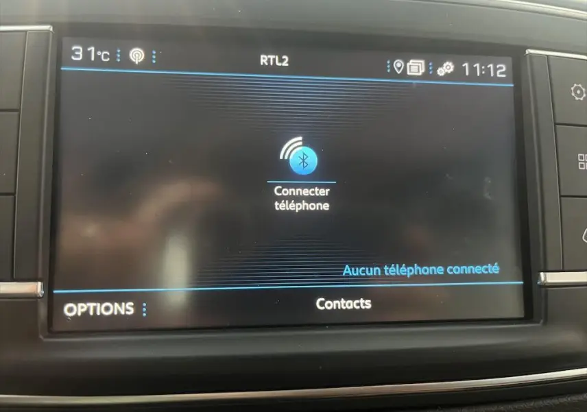 Écran tactile central du Peugeot Expert Fourgon blanc de 2019 affichant la connexion Bluetooth téléphone.