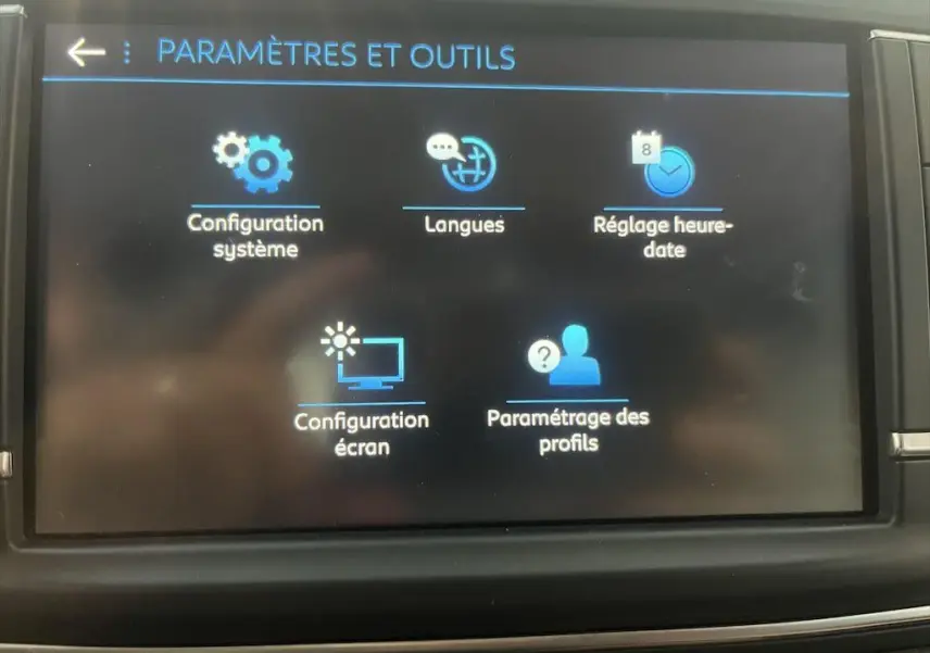 Écran tactile du tableau de bord du Peugeot Expert Fourgon blanc, affichant les paramètres et outils du système.