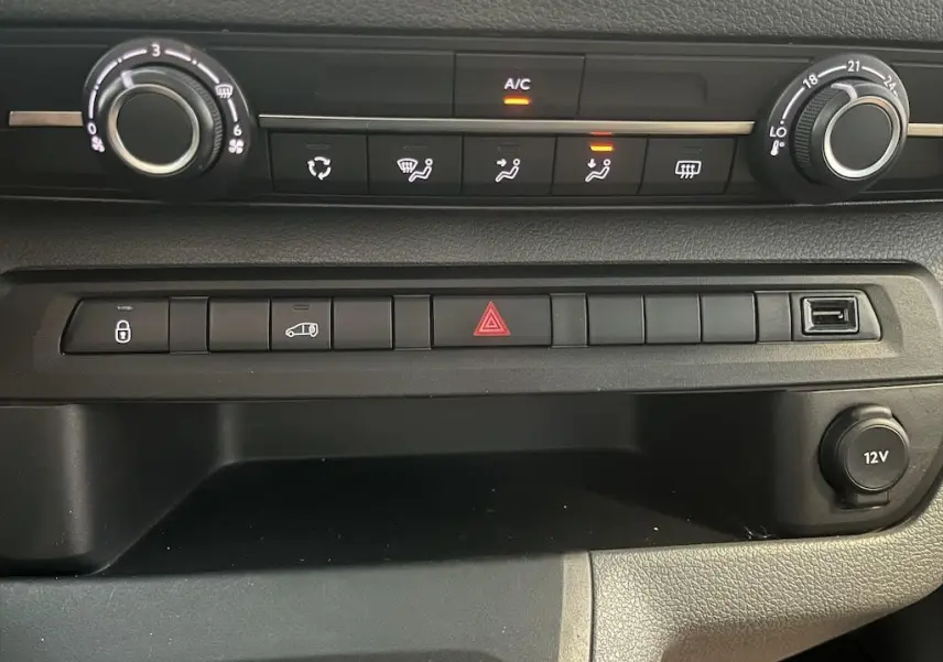 Tableau de bord du Peugeot Expert Fourgon 2019, détail des commandes de climatisation et boutons fonctionnels noirs.