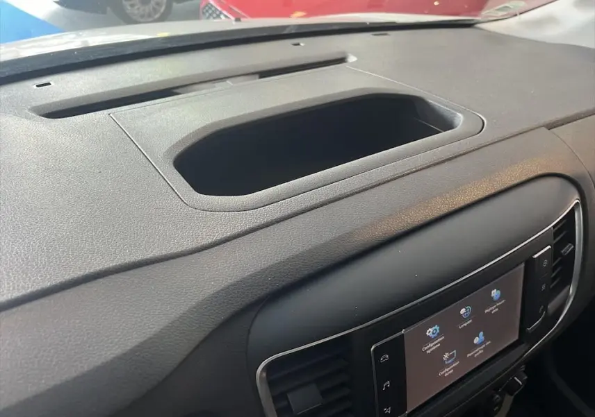 Tableau de bord noir du Peugeot Expert Fourgon blanc 2019, vue rapprochée sur la console centrale tactile.
