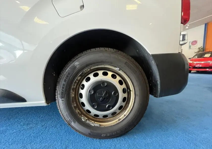 Gros plan sur la roue arrière droite du Peugeot Expert Fourgon blanc, avec jante acier et pare-chocs noir.