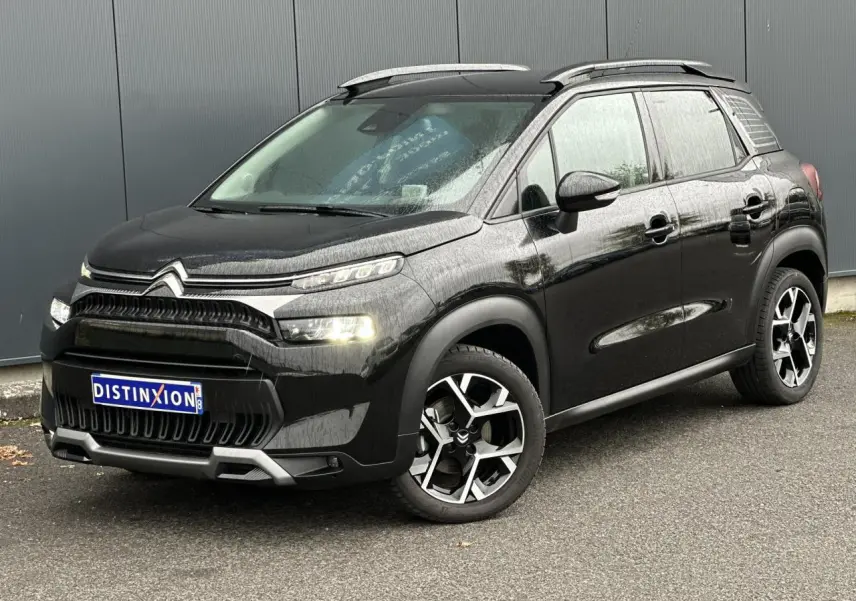 Citroën C3 Aircross noir Perla en 3/4 avant droit avec jantes alliage et barres de toit noires brillantes