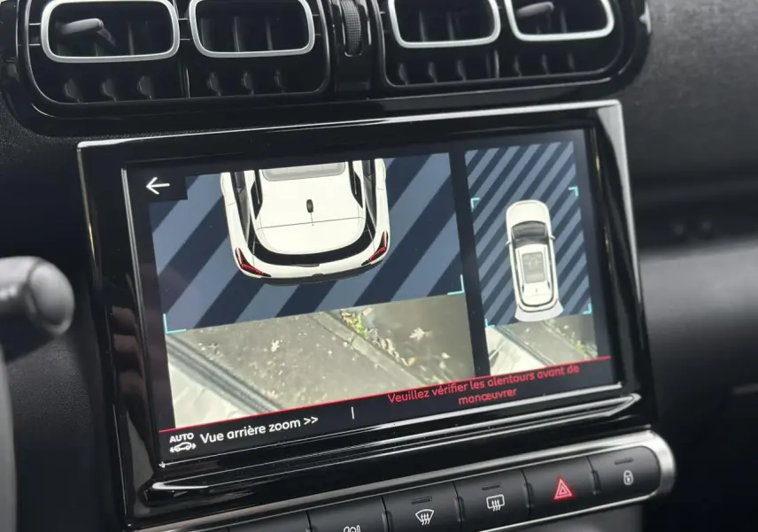 Écran tactile intérieur montrant la caméra de recul du Citroën C3 Aircross 2024 en ambiance Metropolitan Graphite.