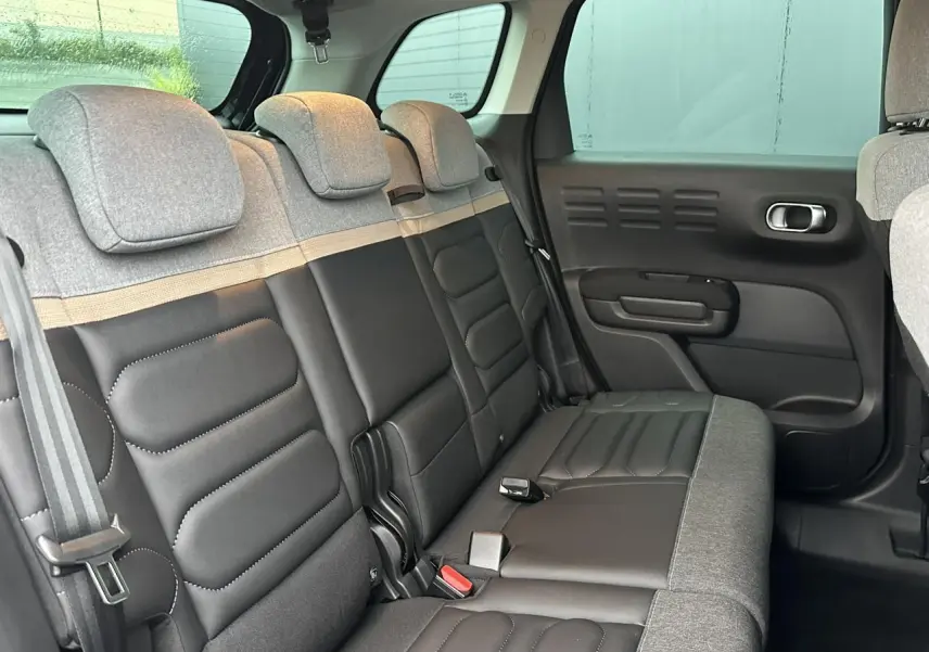 Banquette arrière en cuir et tissu gris de la Citroën C3 Aircross 2024, vue côté droit intérieur.