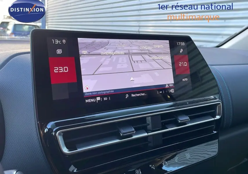 Écran tactile central avec navigation et commandes de climatisation dans l'habitacle d'un Citroën C5 Aircross noir perla metal.