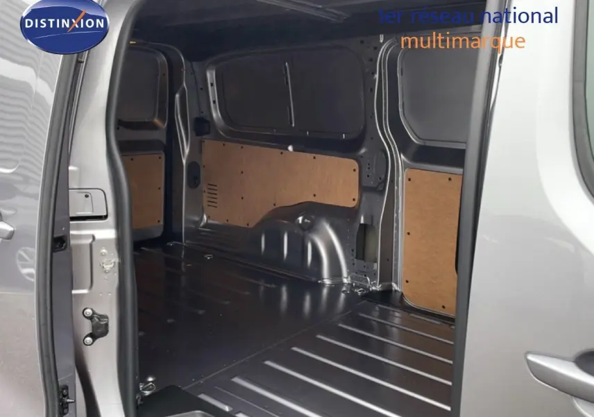 Vue intérieure arrière du Citroën Jumpy Van Long L3 gris Artense, montrant l'espace de chargement vide et les panneaux latéraux en bois.