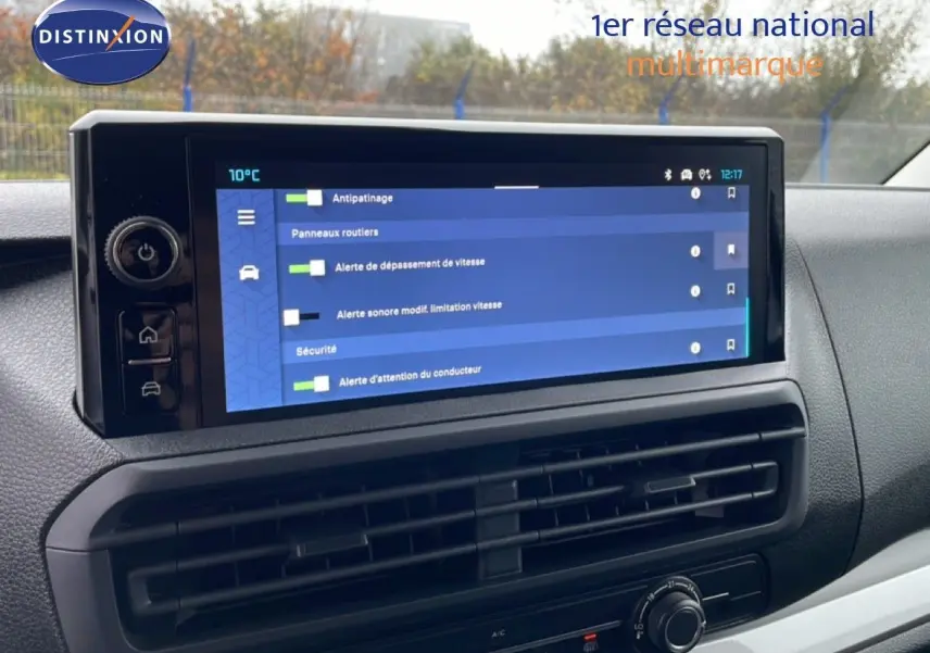 Écran tactile central du tableau de bord du Citroën Jumpy gris, affichant les réglages d'alerte et sécurité.