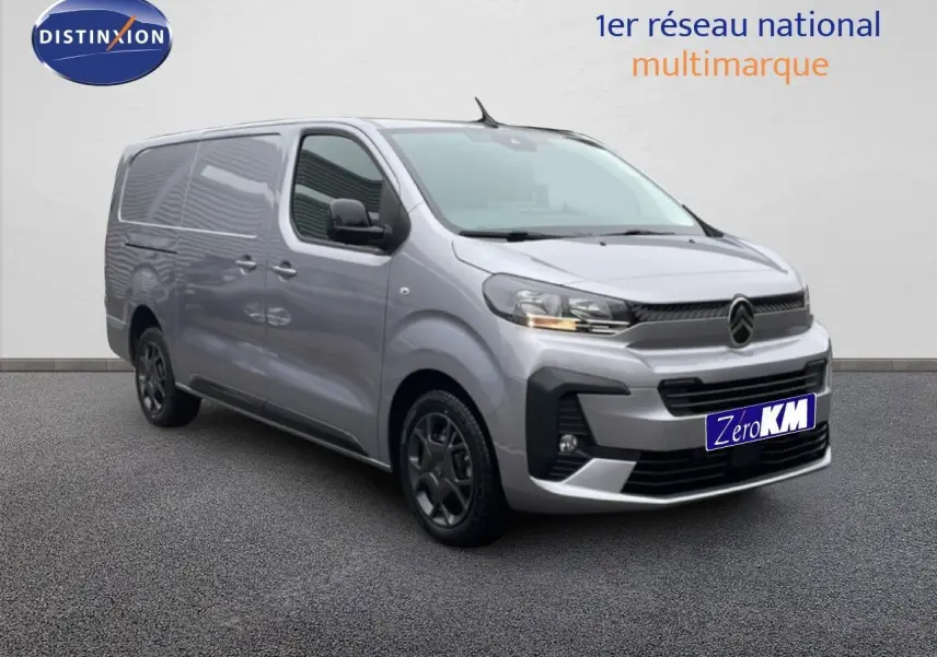 Citroën Jumpy Van Long gris Artense métal en 3/4 avant droit avec calandre noire et jantes foncées.