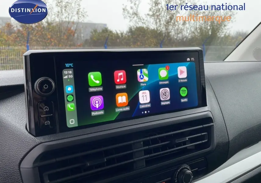 Vue intérieure du tableau de bord du Citroën Jumpy 2025 avec écran tactile multifonction et commandes climatisation visibles.