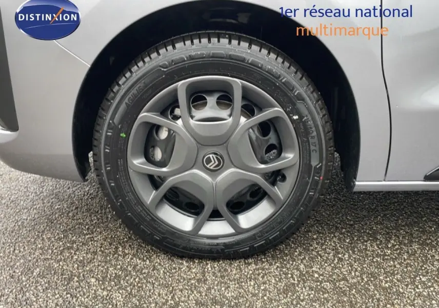 Gros plan sur la roue avant gauche gris Artense métal du Citroën Jumpy Van Long L3 2025 avec jante spécifique et logo central visible.