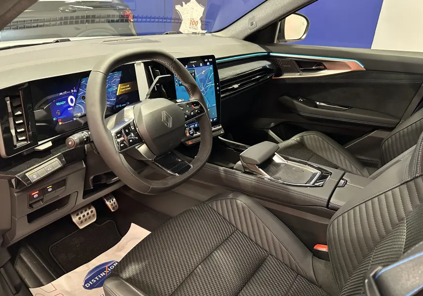 Vue intérieure côté conducteur du Renault Austral Ph.2 avec tableau de bord numérique et sellerie cuir noire.